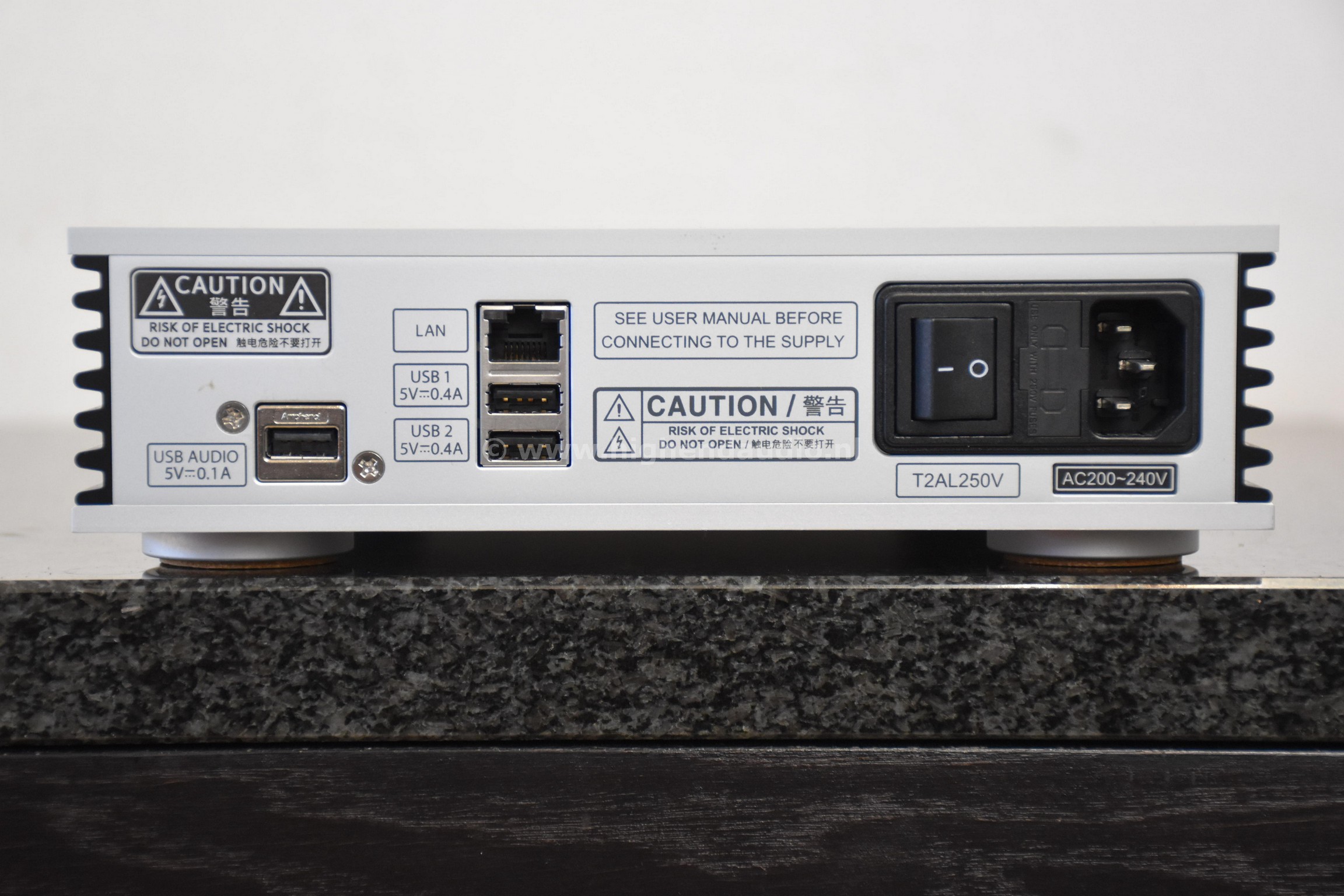 Aurender-N100H-2TBMQA-N100BJN704-back_wm