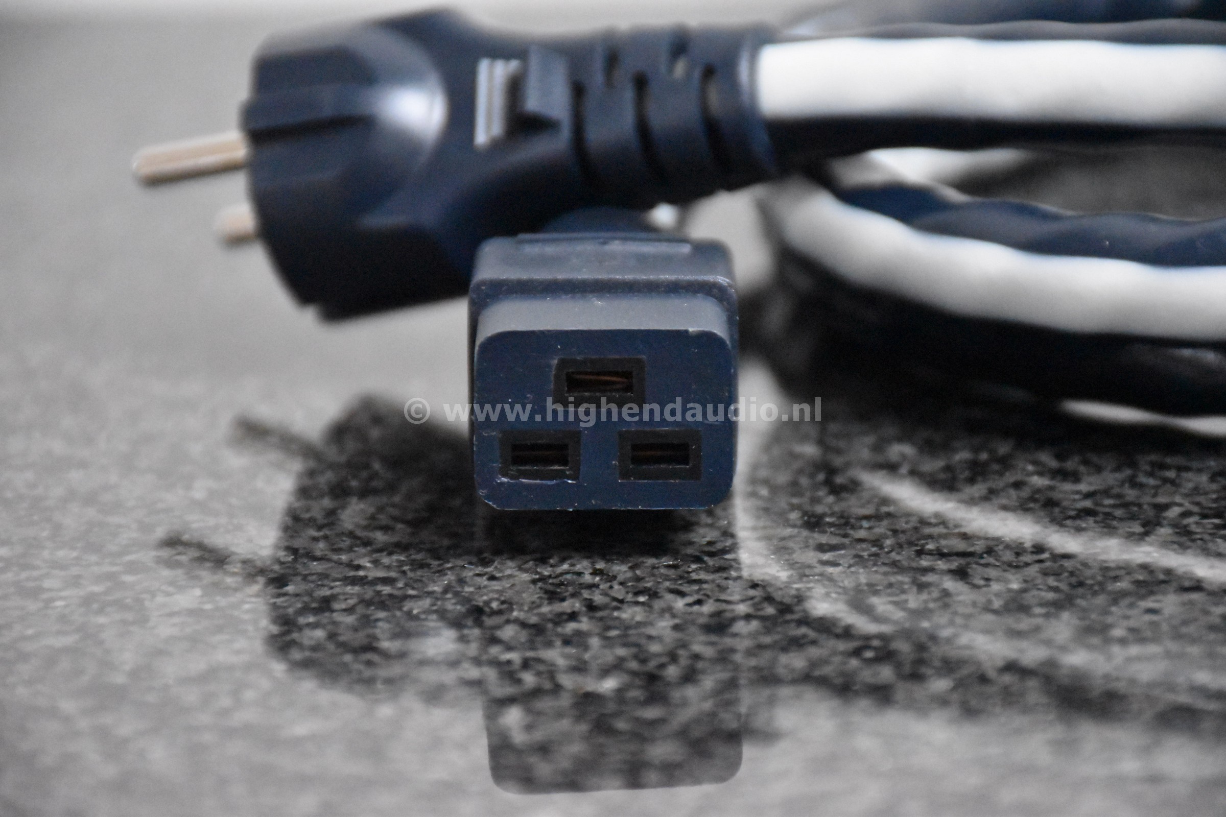 Shunyata-VenomHC-1,75m-detail2_wm