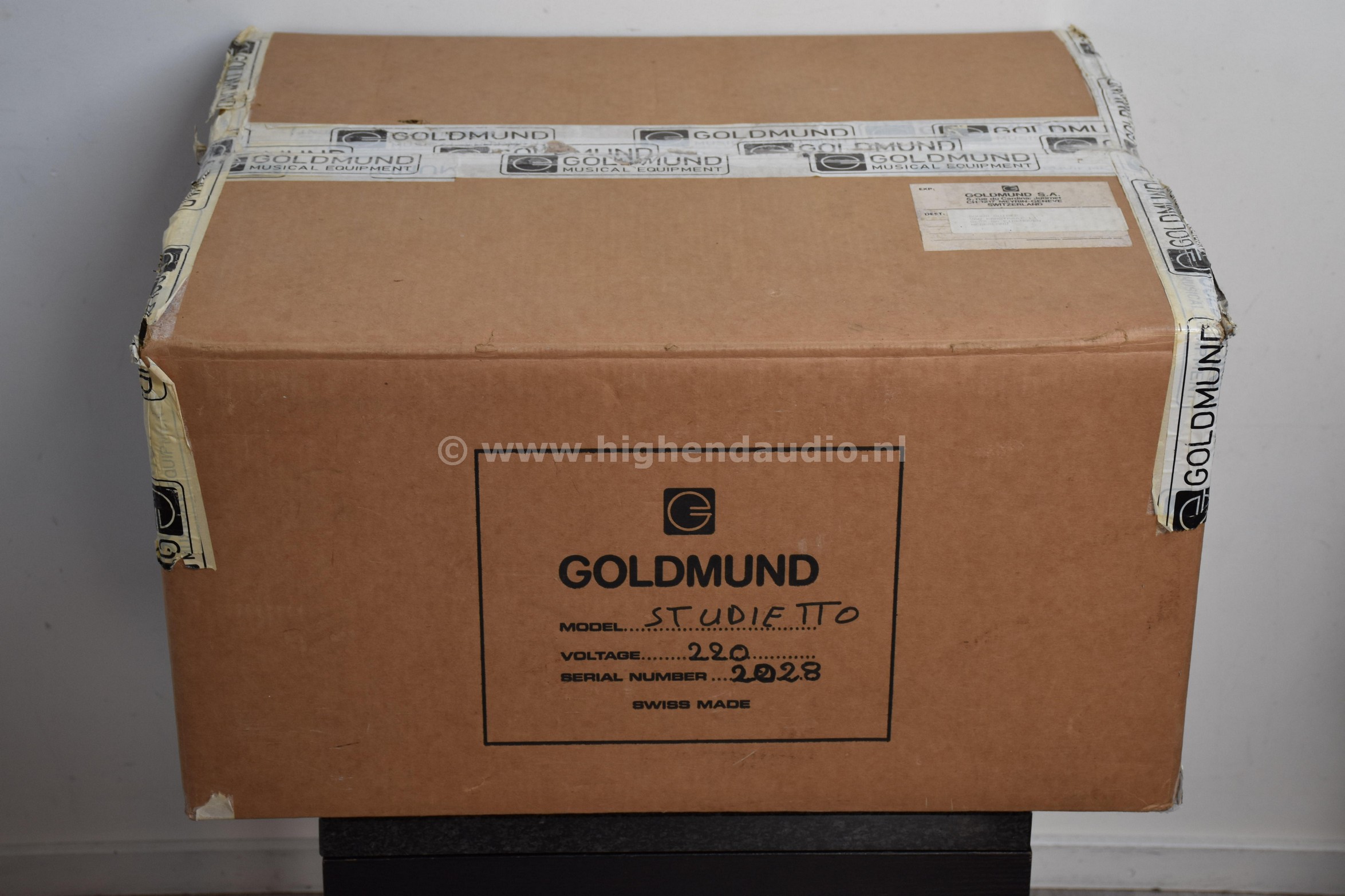 Goldmund-Studietto-2028-II-box_wm