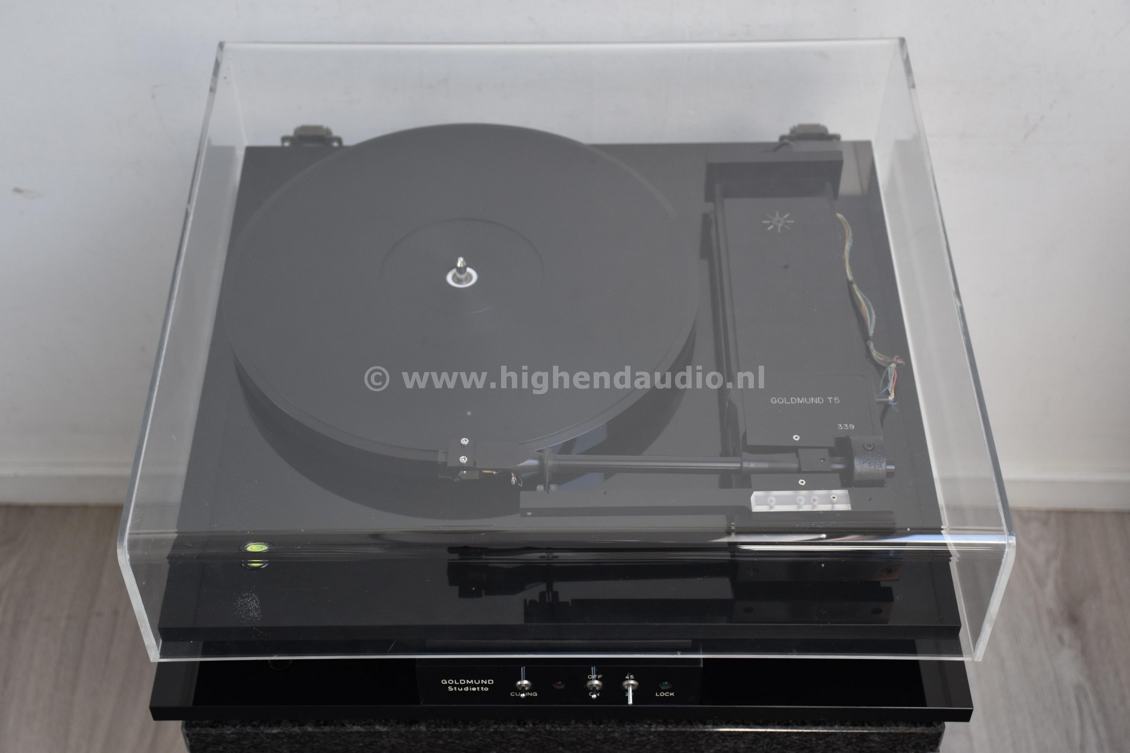 Goldmund-Studietto-2028-II-top_wm