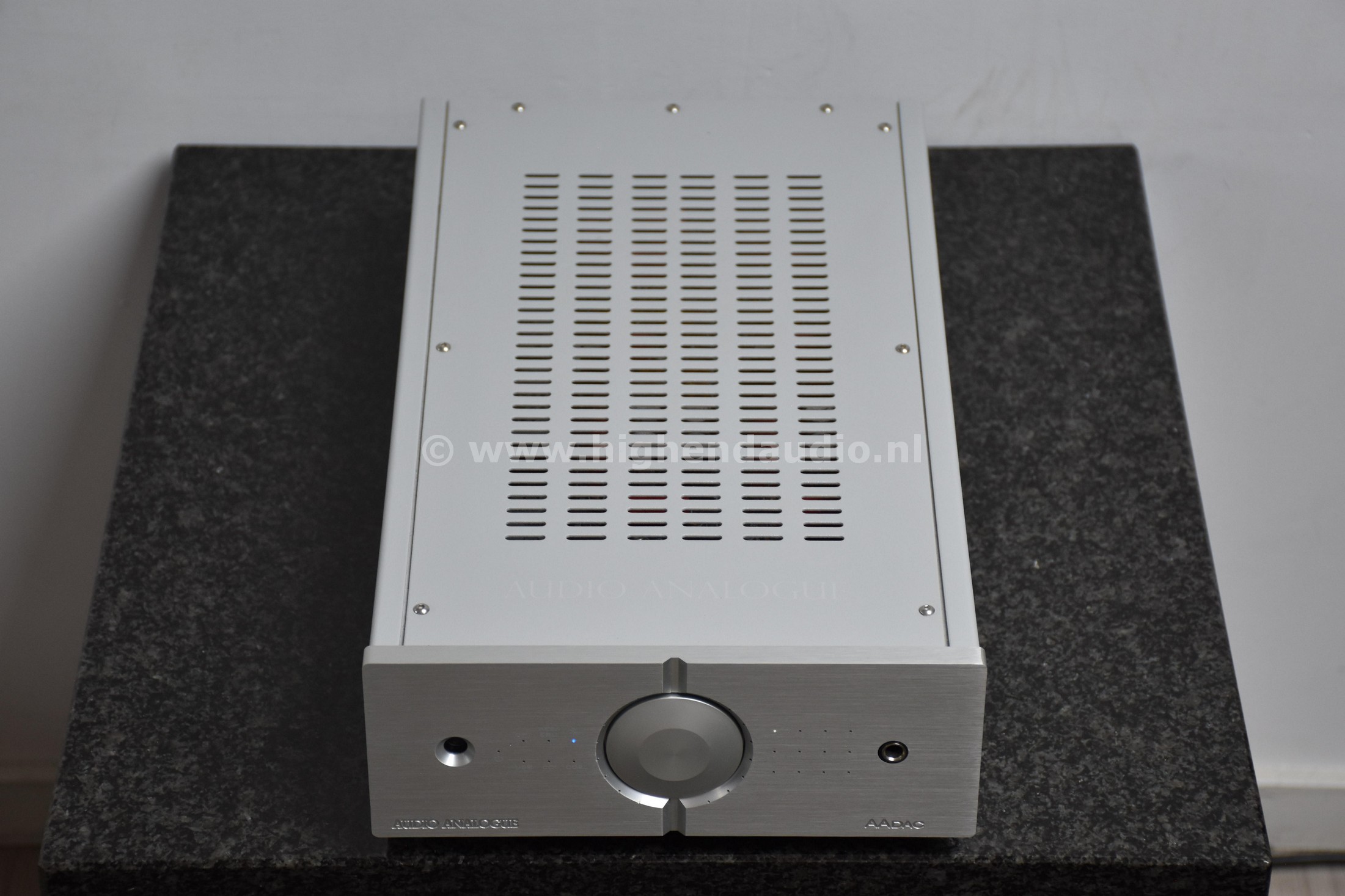 AudioAnalogue-AADac-BT-6600BA19L02-top_wm