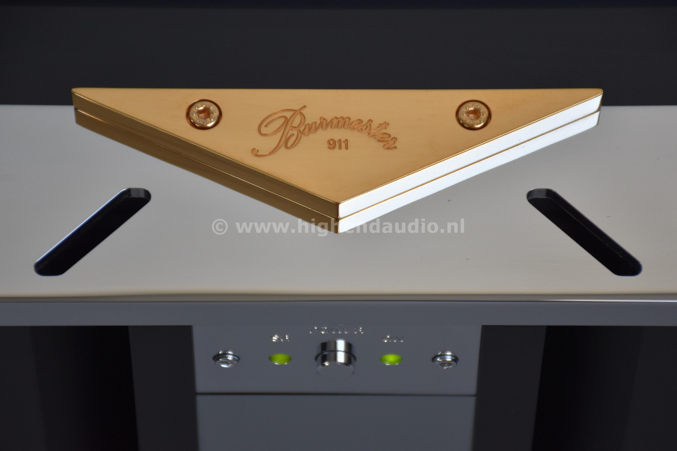 Burmester-911MK3-upgradedfromMK2-61104-topcloseup_wm