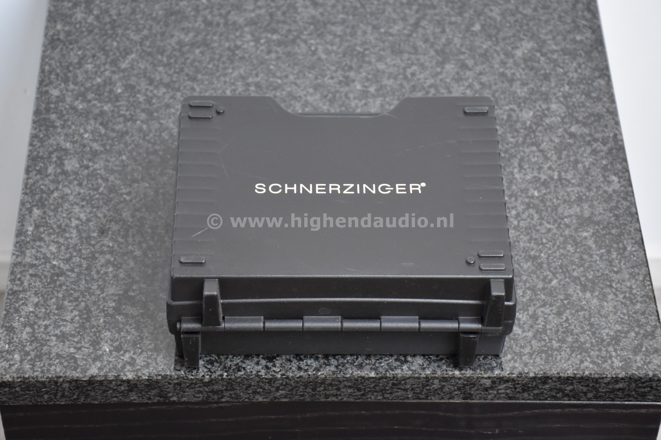 Schnerzinger-GigaPiccoloProtector1-GPPEKM915GF-case_wm