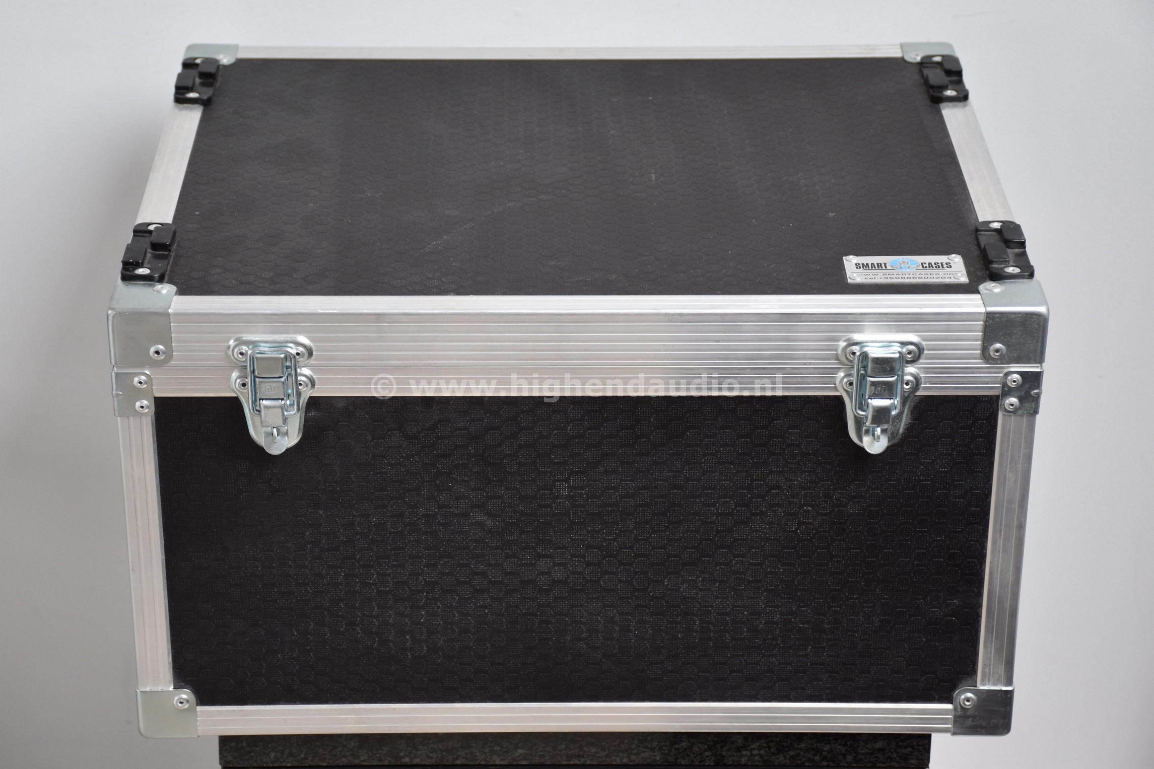 Thrax-TeresMKII-121103-flightcase_wm