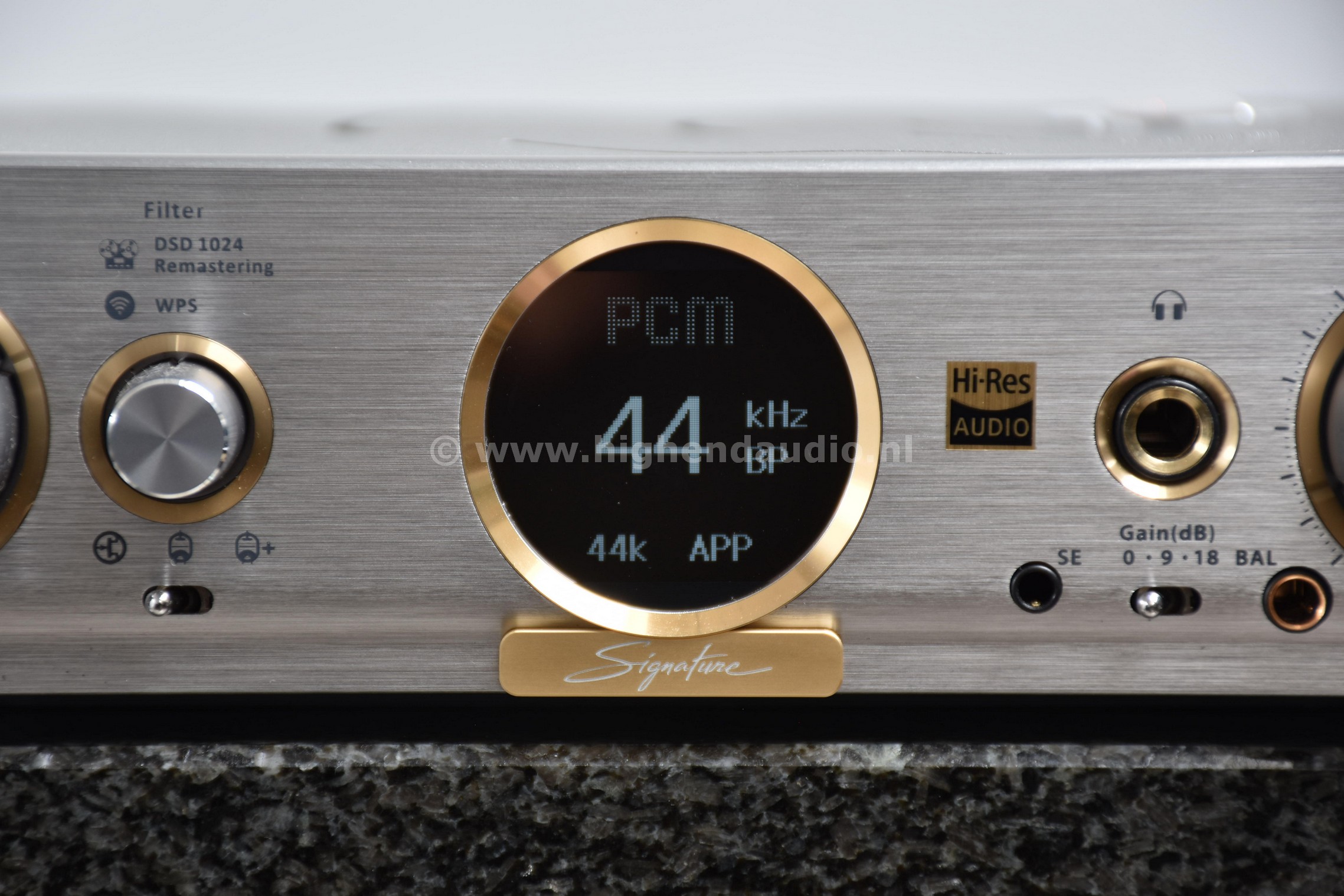 iFi-iDSDProSignature-3013000824-frontdisplay_wm