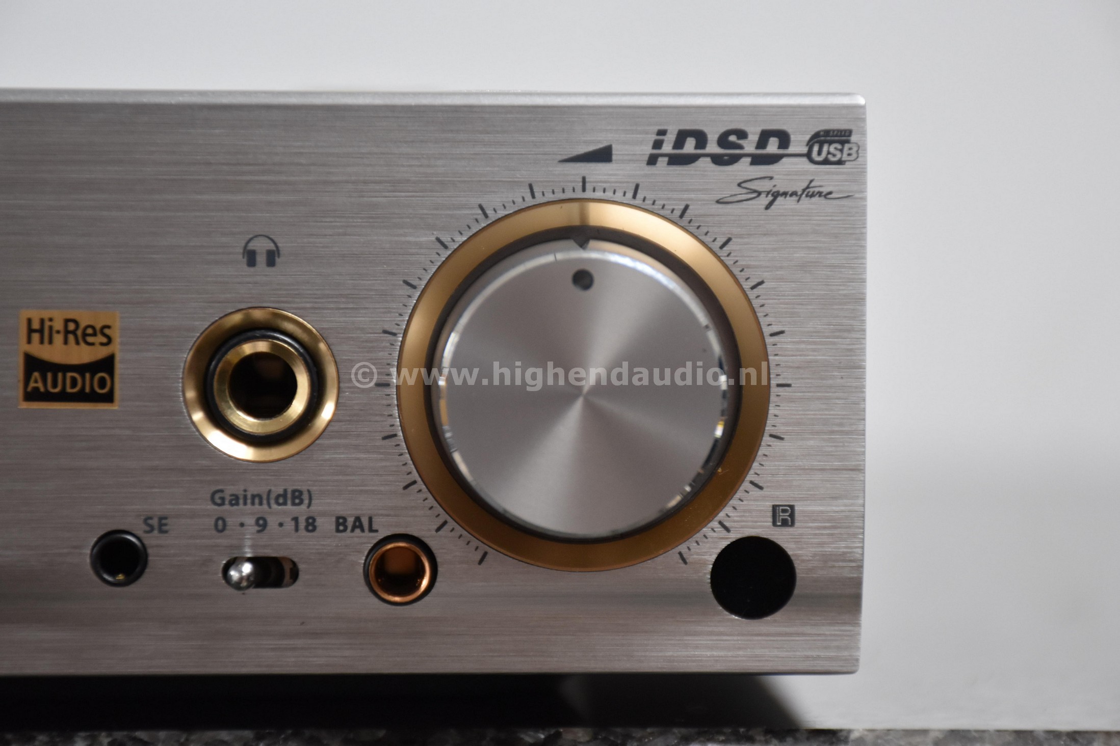 iFi-iDSDProSignature-3013000824-frontright_wm