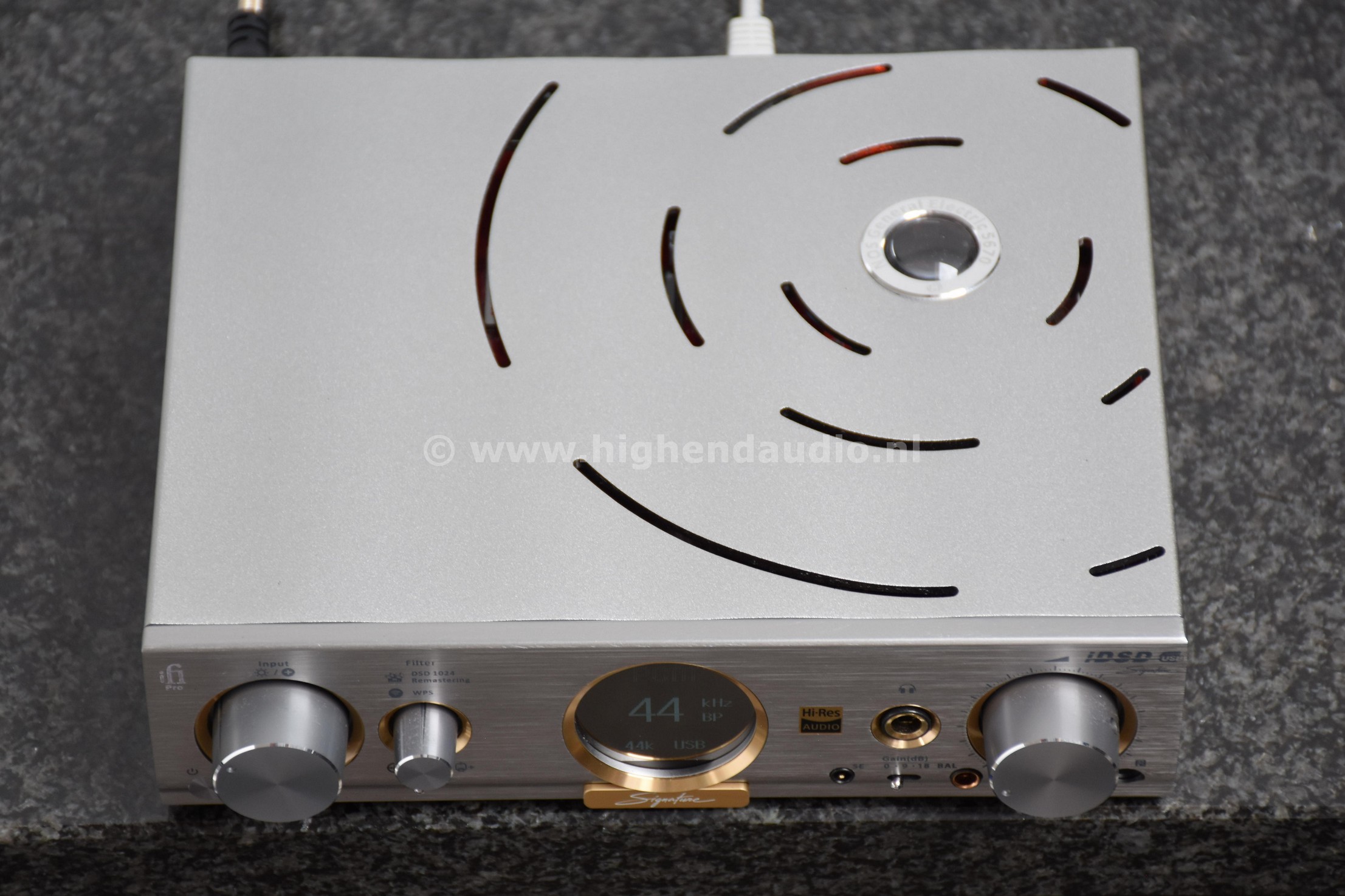 iFi-iDSDProSignature-3013000824-top_wm