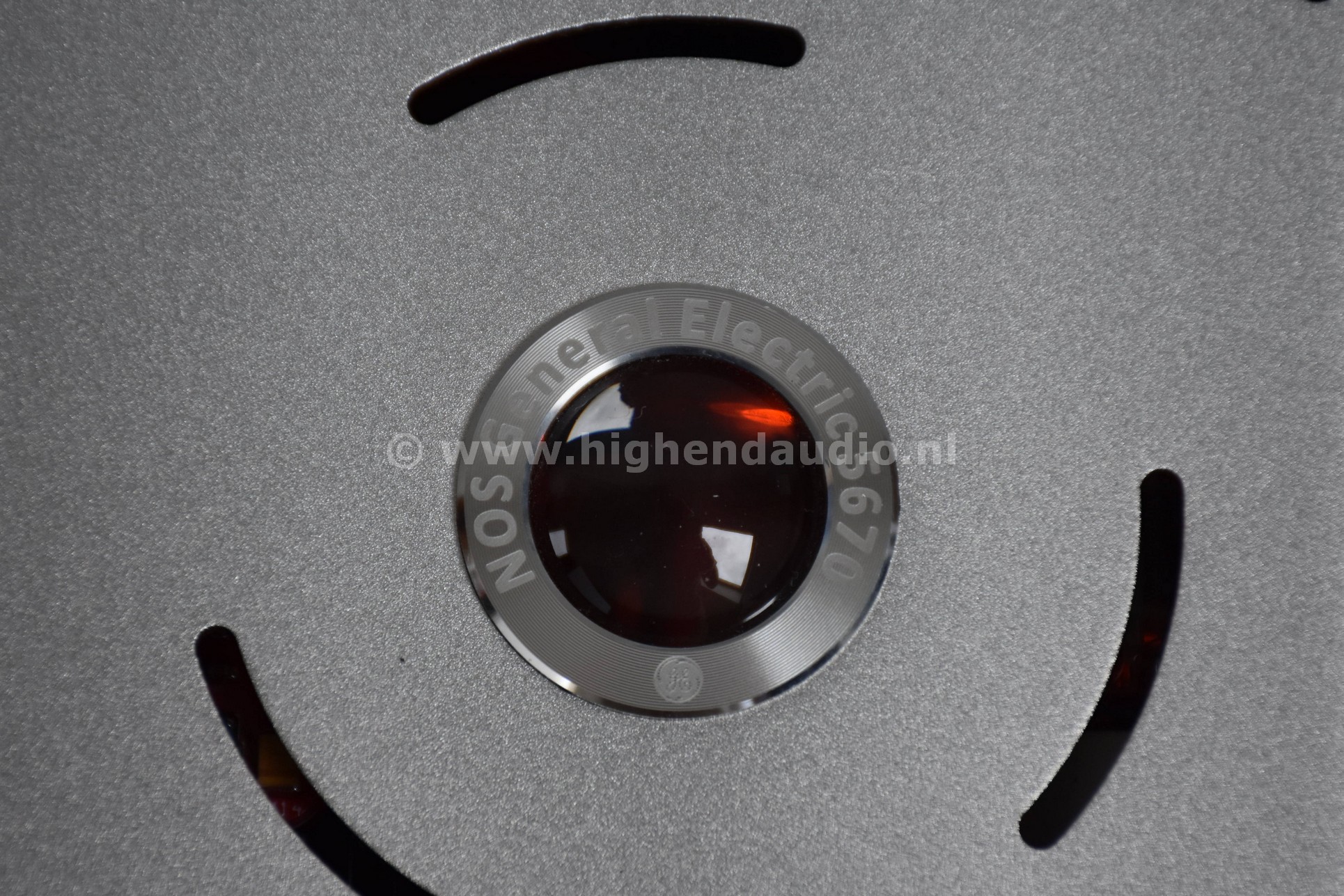 iFi-iDSDProSignature-3013000824-topcloseup_wm