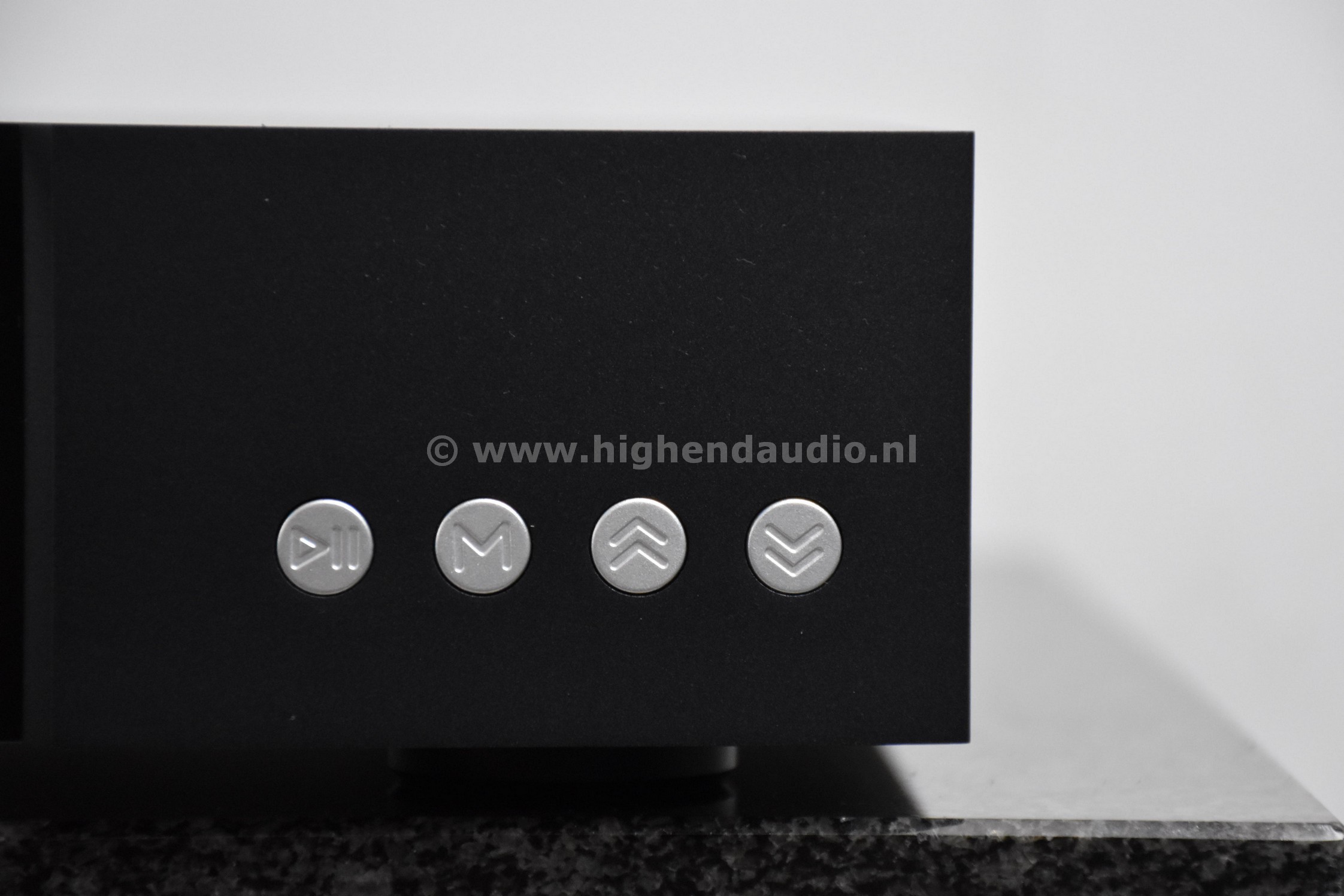 Auralic-AriesG1-82F800SZ-frontright_wm