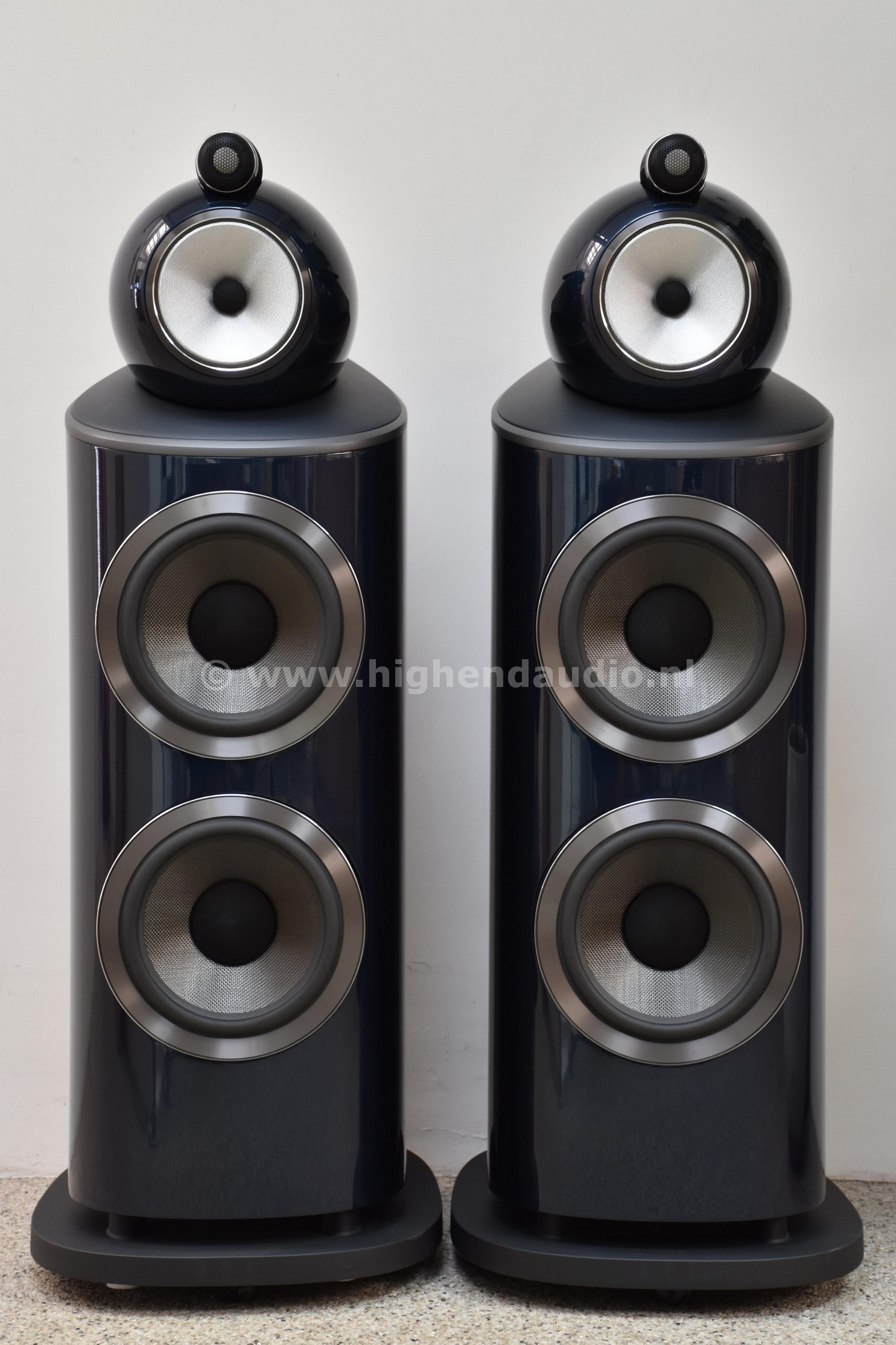 B&W-801D4Signature-3865-3866-frontwog_wm