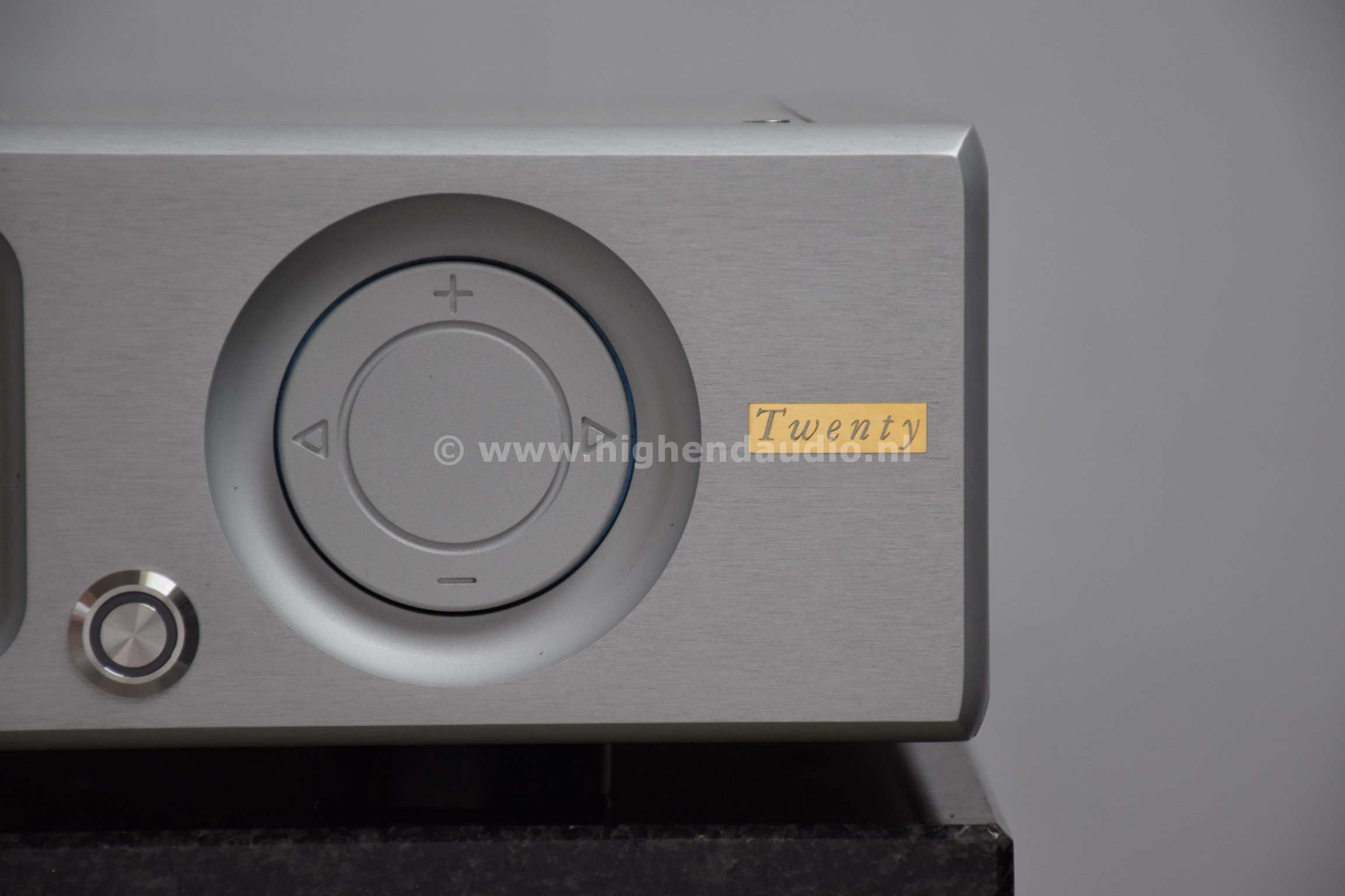 Ayre-QX5Twenty-26E0105-frontright_wm