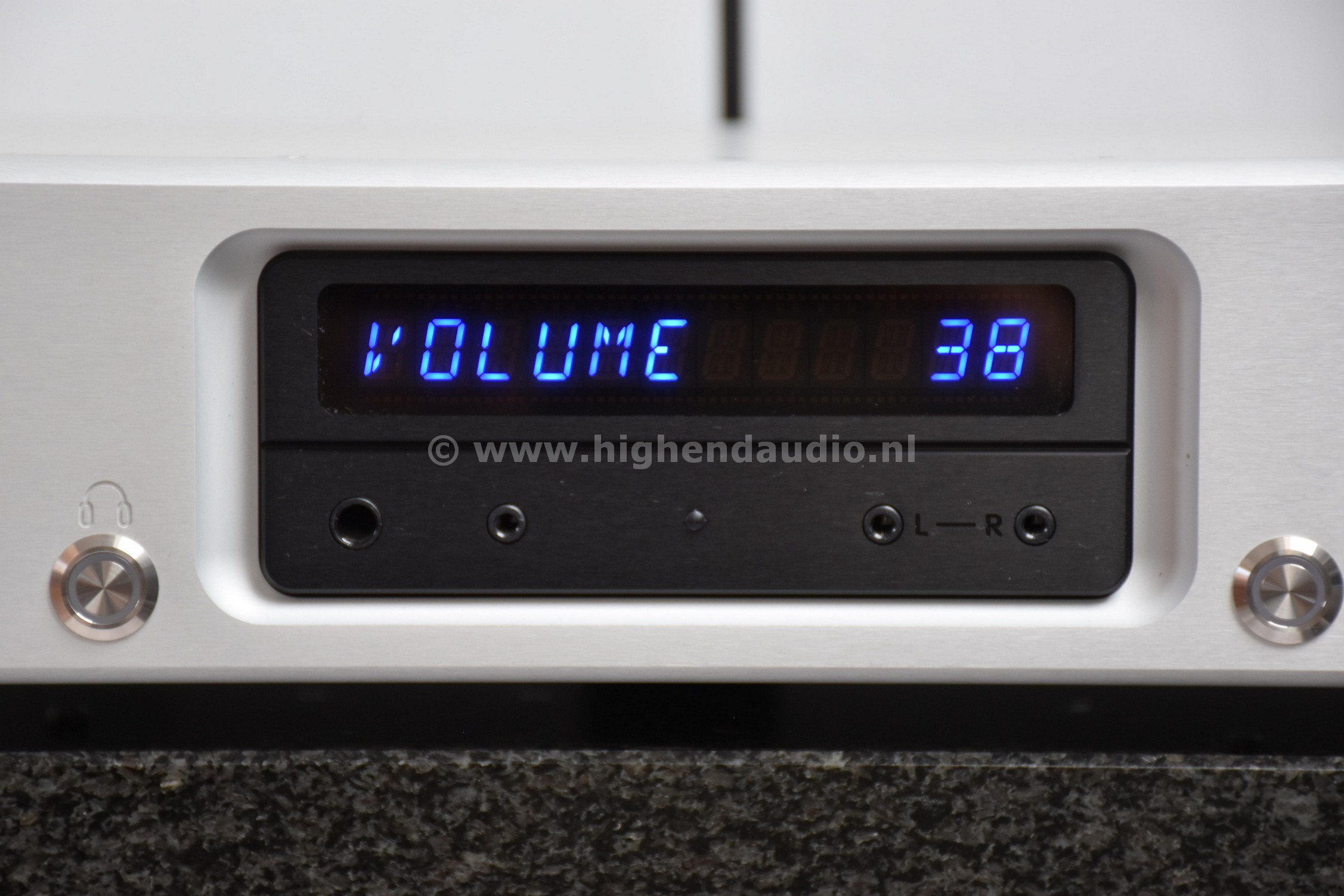 Ayre-QX5Twenty-26E0105-volumedisplay_wm