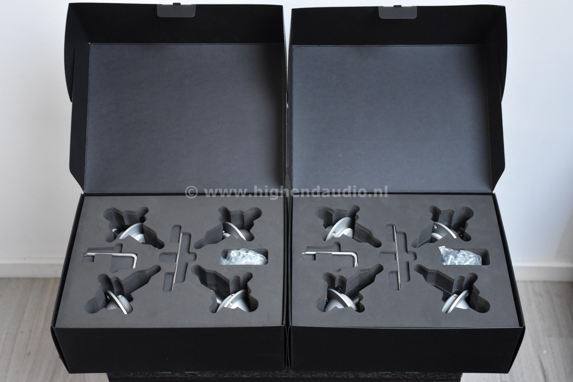 B&W-802Diamond-0006907-0006908-spikes_wm