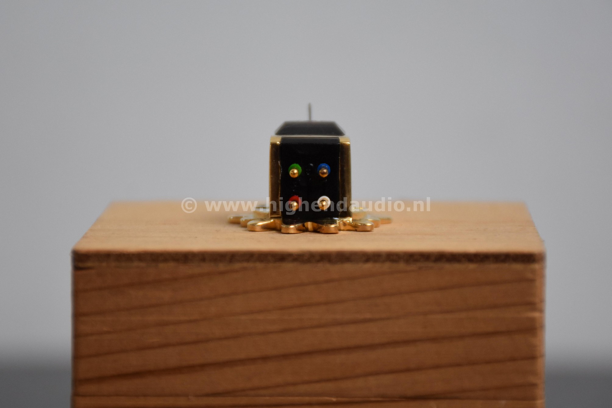 Clearaudio-GoldfingerStatementV2-11859-back_wm