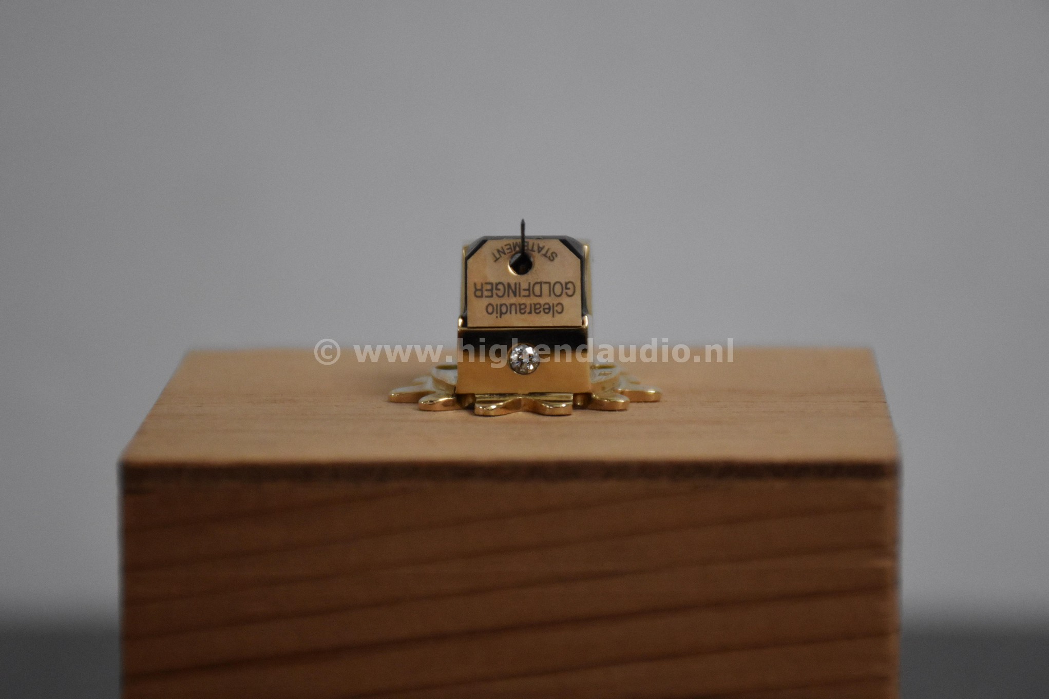 Clearaudio-GoldfingerStatementV2-11859-frontwoprotector_wm