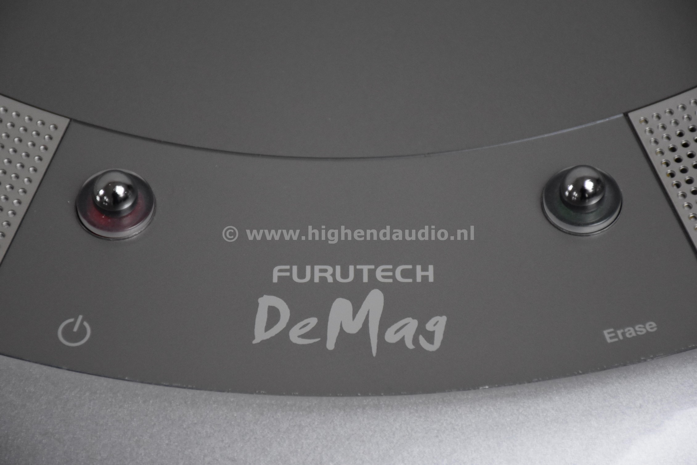 Furutech-DeMag-066728-topcloseup_wm
