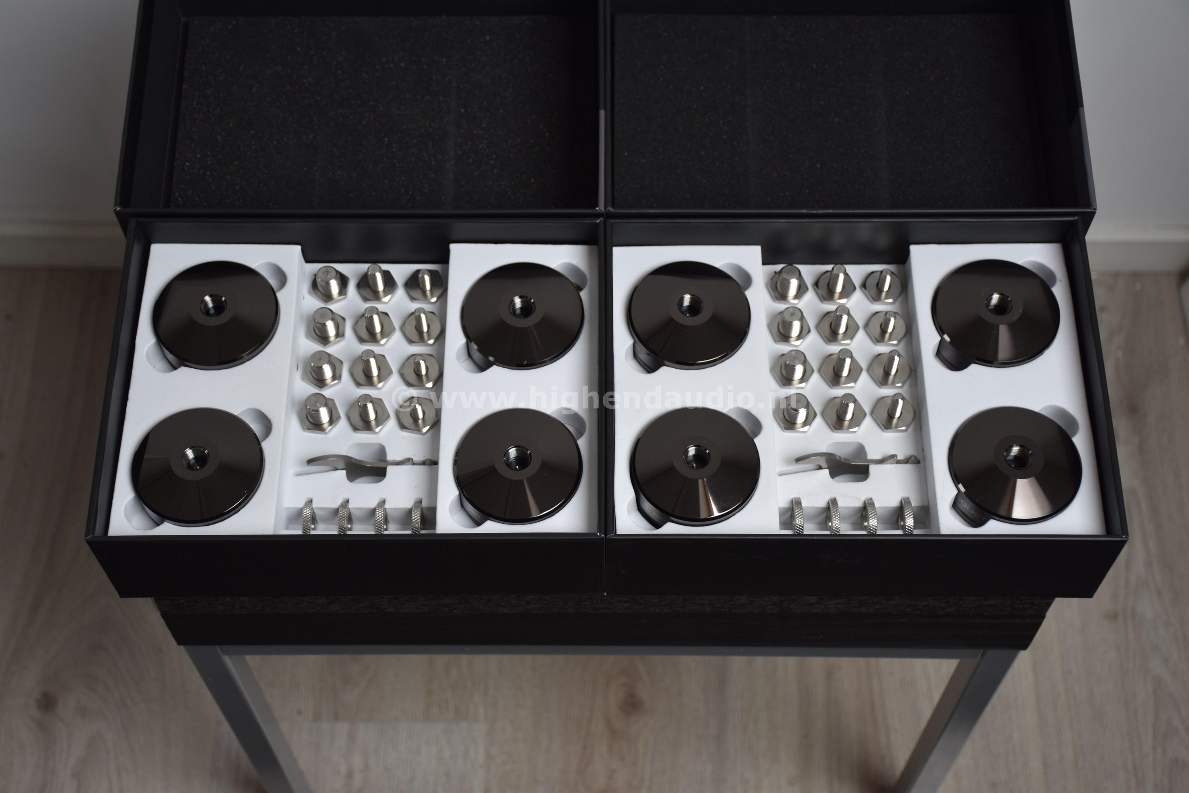 IsoAcoustics-GaiaI-feetinbox_wm