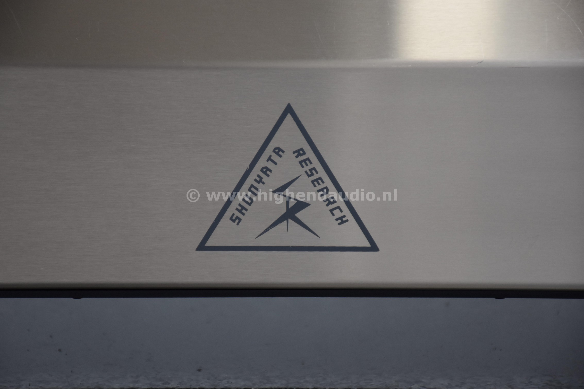 Shunyata-HydraAV-HYE688-sidecloseup1_wm