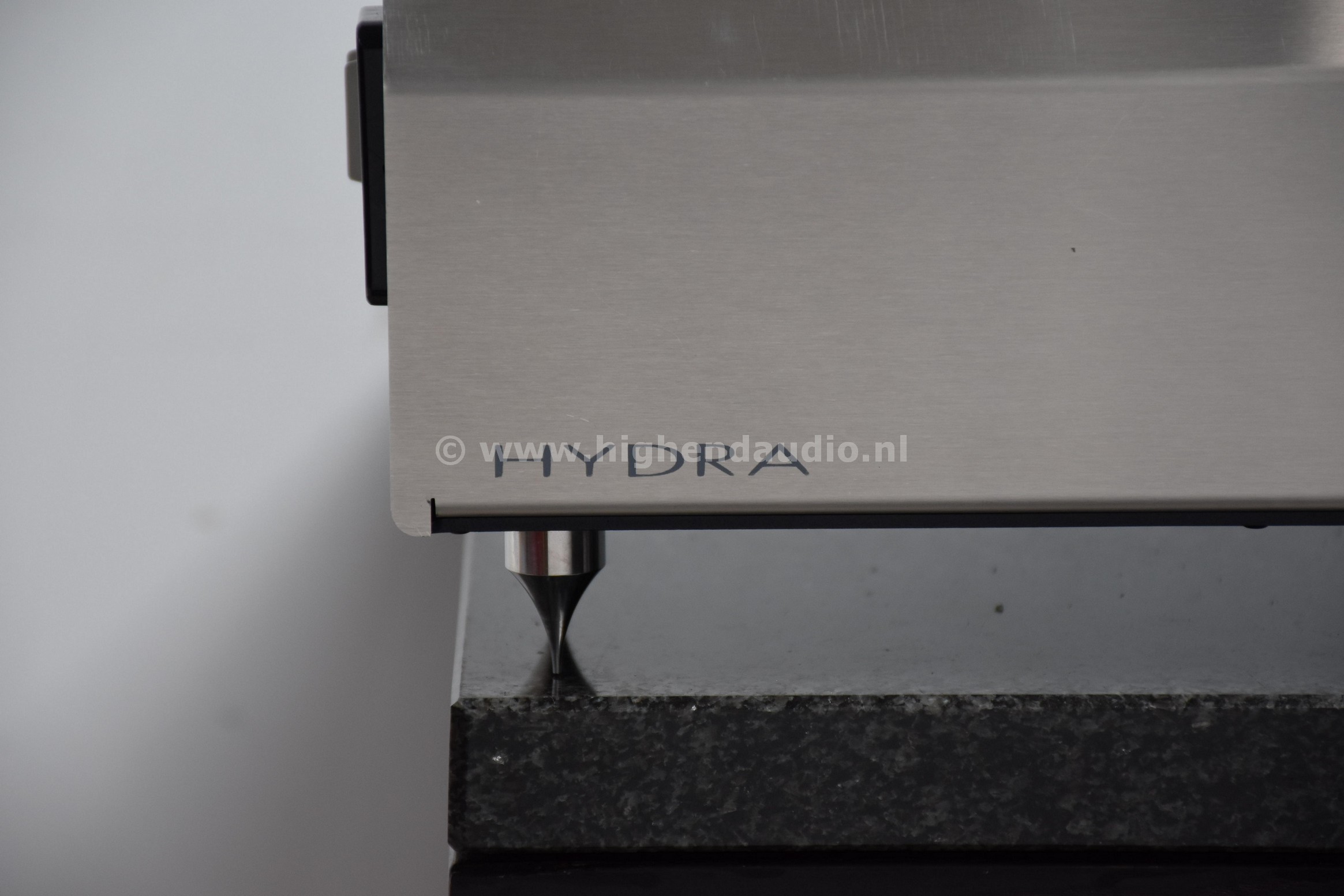 Shunyata-HydraAV-HYE688-sidecloseup2_wm