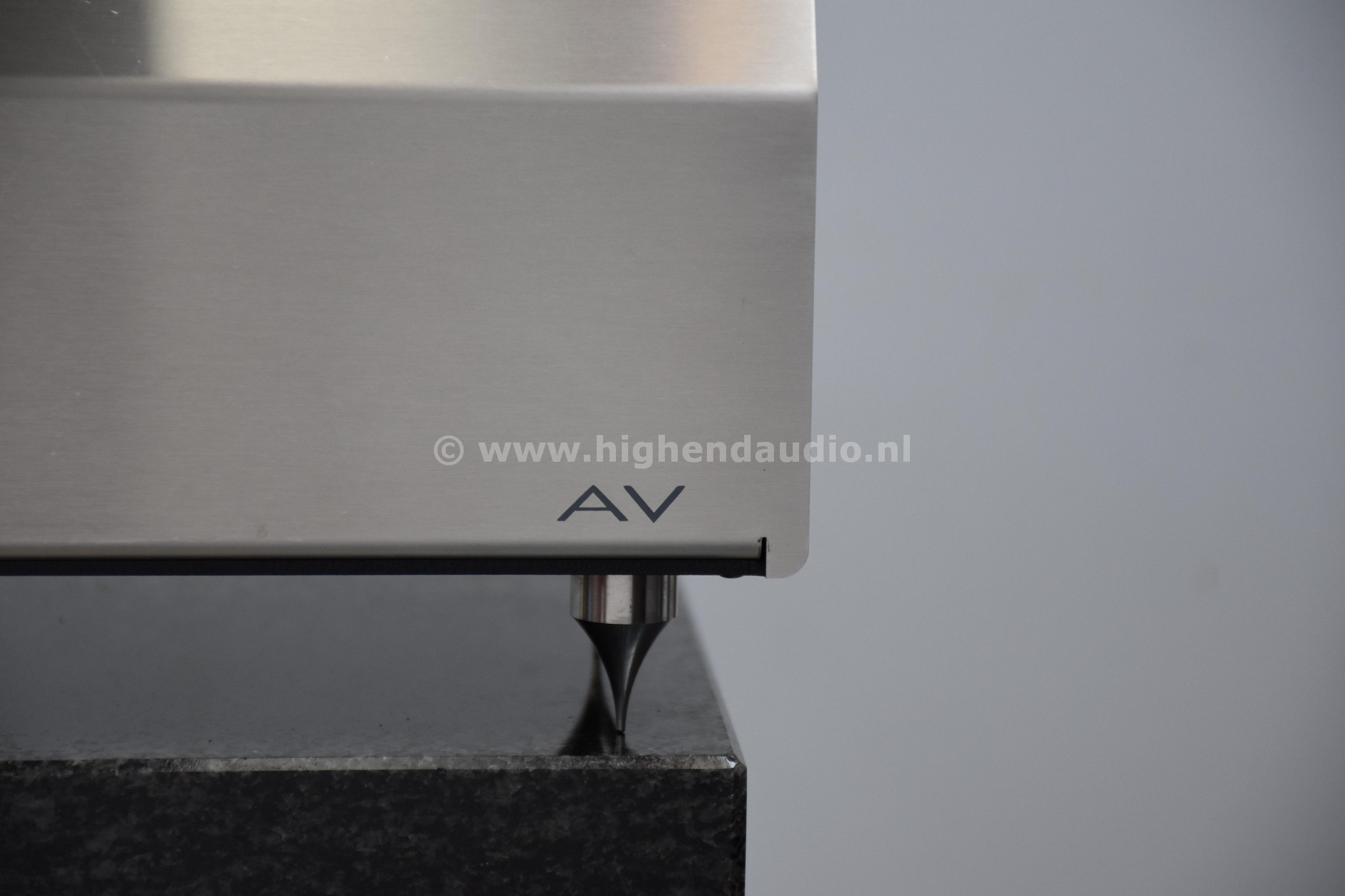 Shunyata-HydraAV-HYE688-sidecloseup3_wm