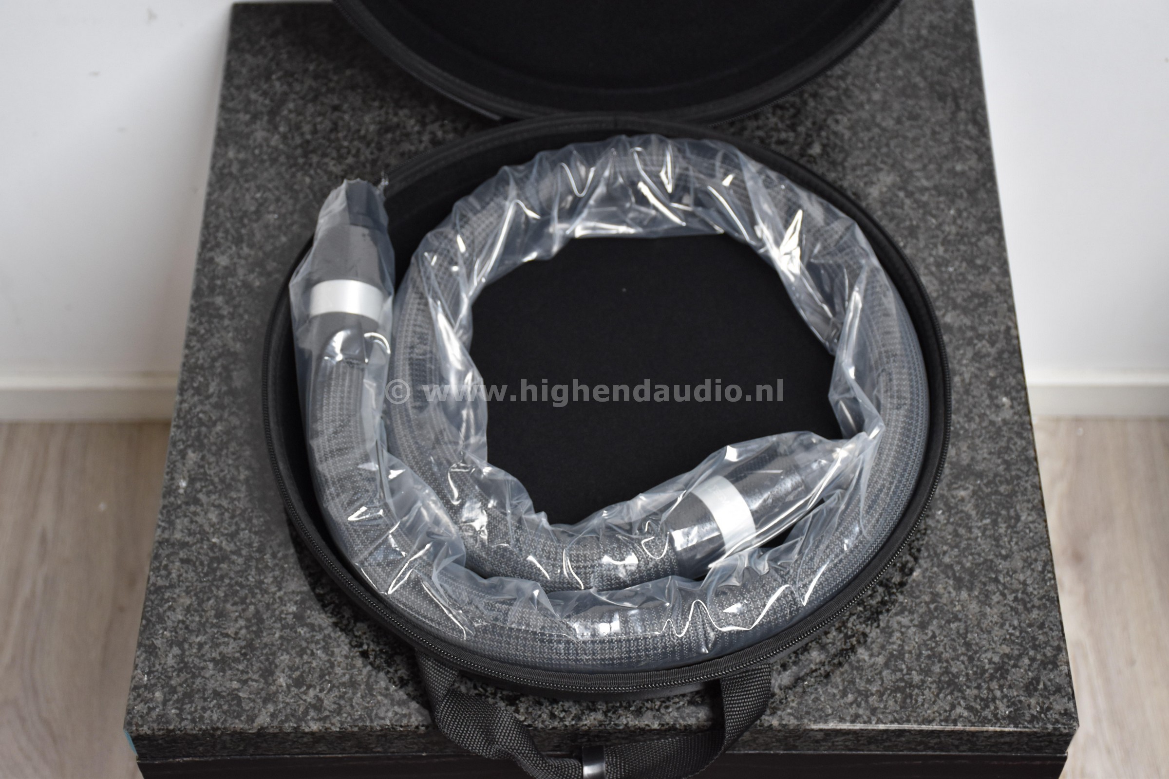 Shunyata-SigmaNR-1,25-SIG2642-cableinbag_wm