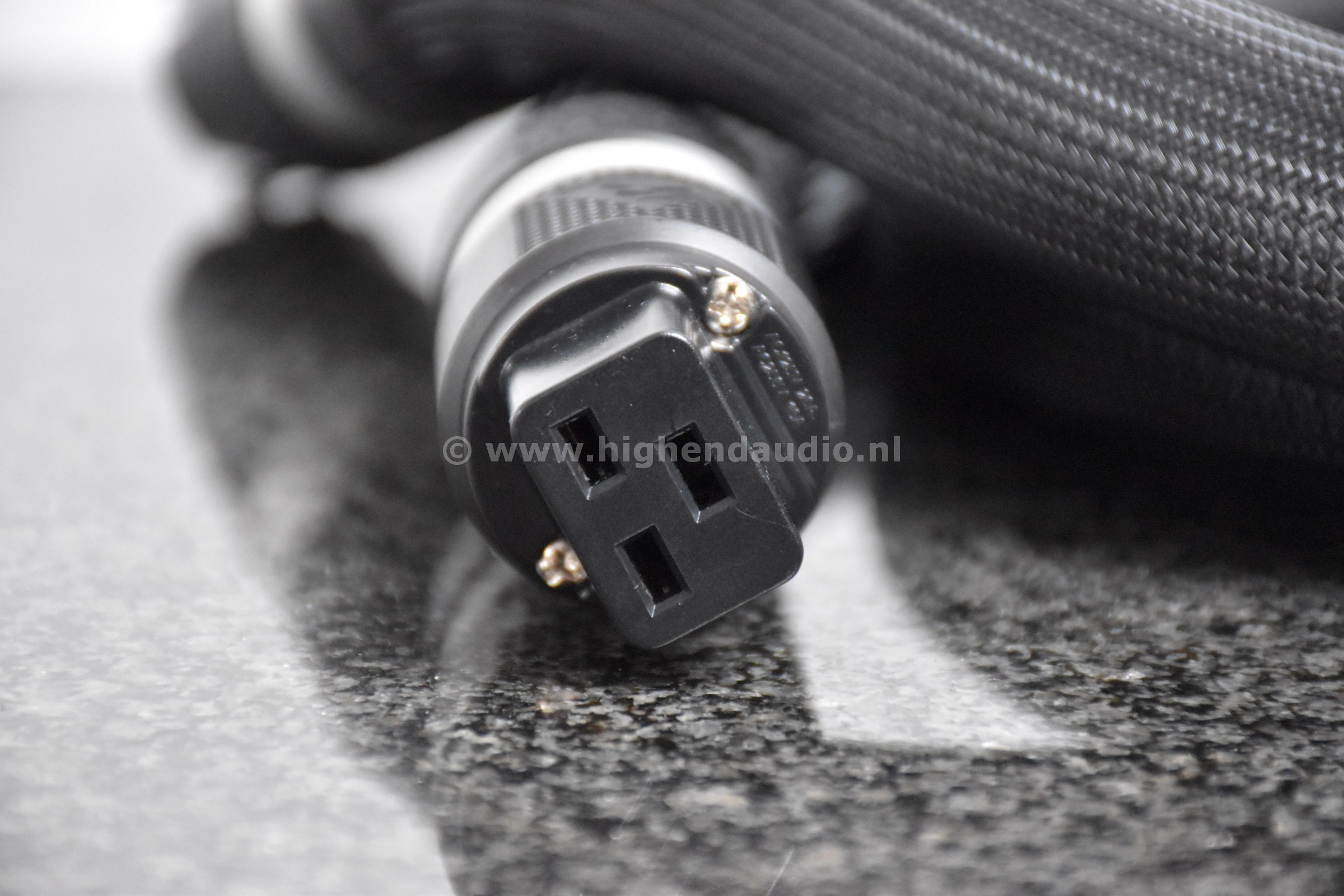 Shunyata-SigmaNR-1,75m-SIG3865-detail4_wm