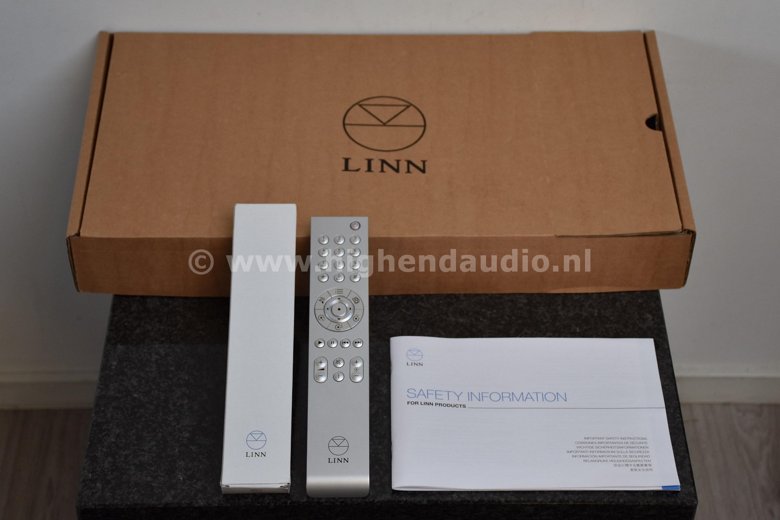 Linn-AkurateDSM3-1466047-remoteaccessoriesbox_wm